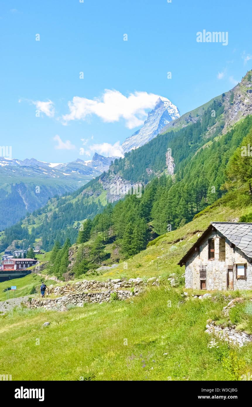 Traditionelle Berghütte in den Schweizer Alpen in der Nähe von malerischen Zermatt, Schweiz. Berühmte Matterhorn im Hintergrund. Alpine Landschaft im Sommer. Schöne Natur. Touristische Destination. Stockfoto