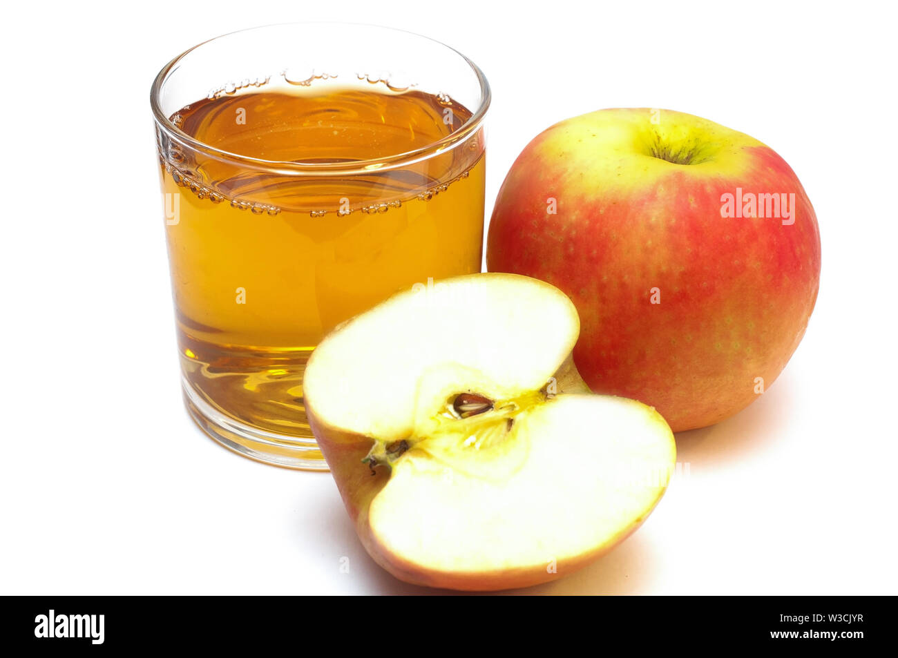 Apple Saft und Obst auf Weiß isoliert Stockfoto