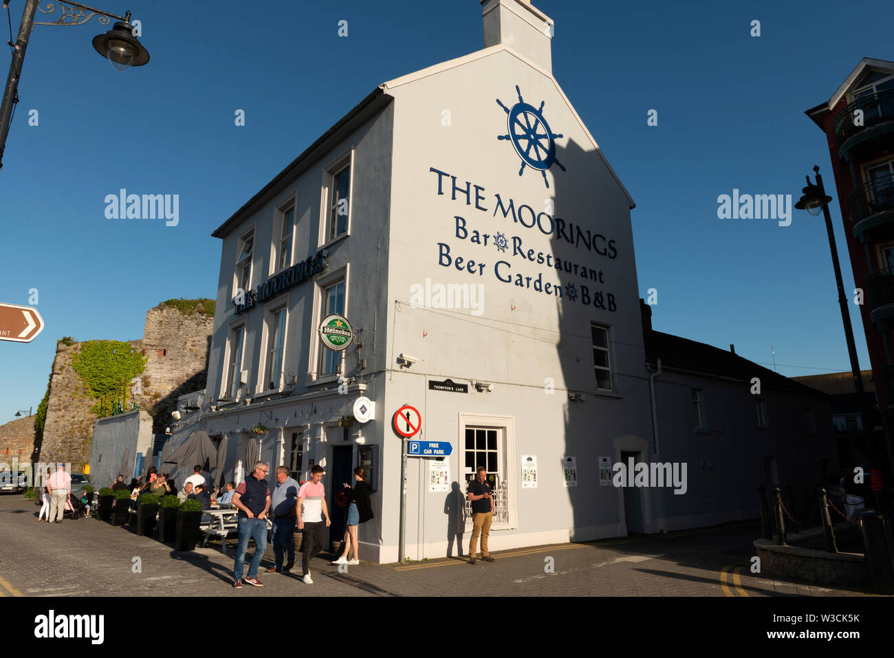 Touristen vor der Moorings Bar und dem Restaurant am Davitt's Quay in Dungarvan, Irland Stockfoto