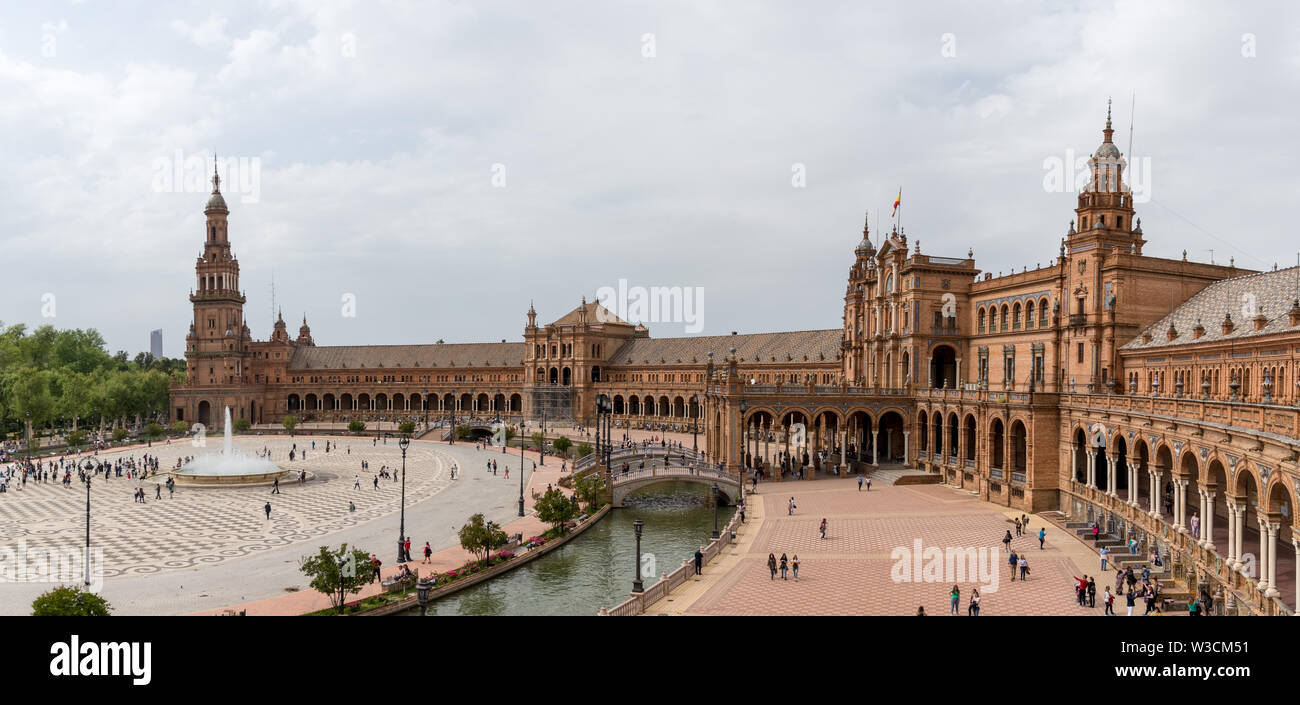 Die Plaza de España ist eine Plaza im Parque de María Luisa, in Sevilla, Spanien. Es wurde von der Renaissance Revival Mudéjar Stil inspiriert. Stockfoto