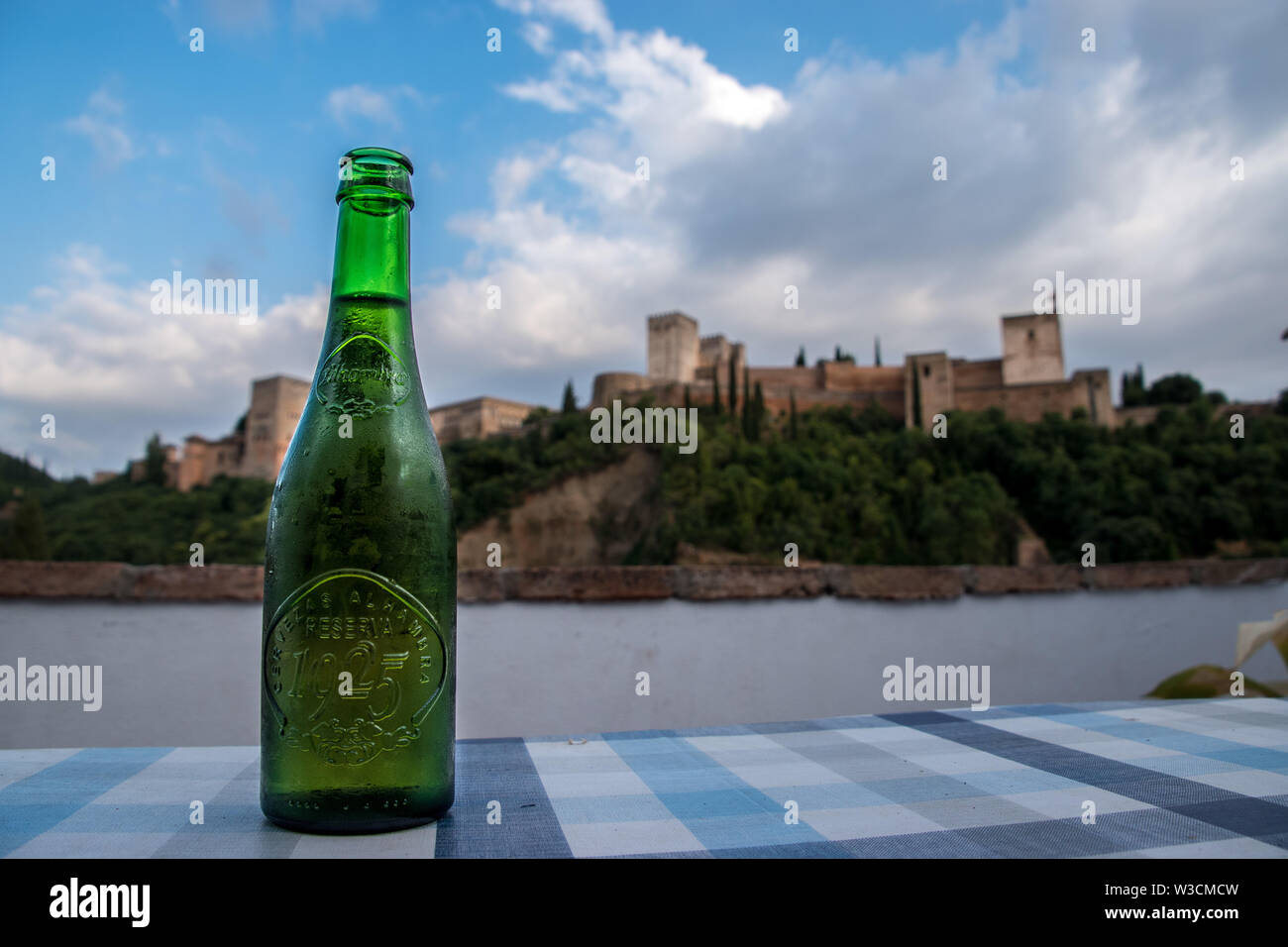 Eine Flasche Alhambra Cerveza (Bier) vor der Alhambra Burg Stockfoto