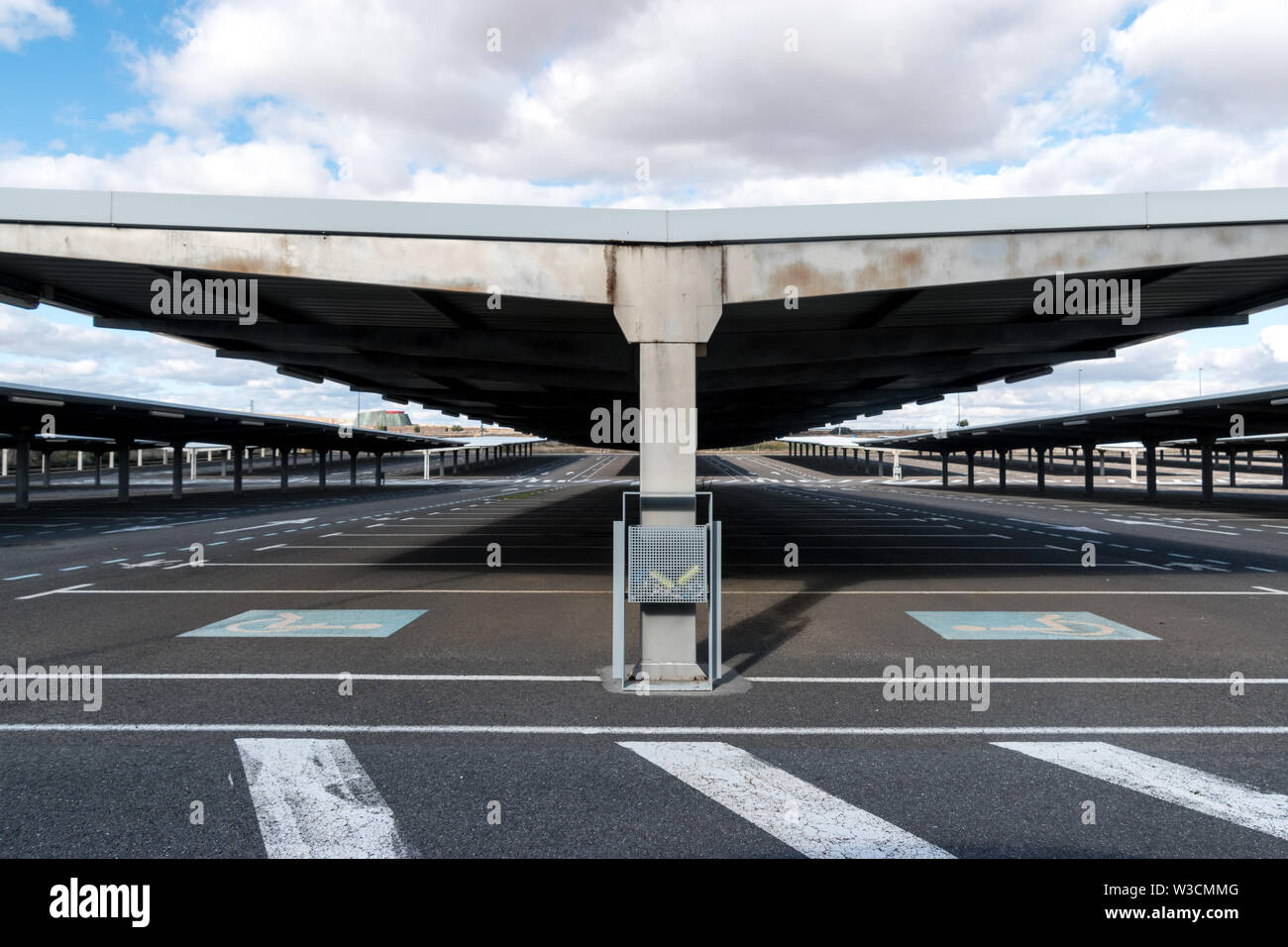 Die leeren Parkplatz von Ciudad Real Central Flughafen, einem geschlossenen Flughafen von Ciudad Real, Spanien Stockfoto