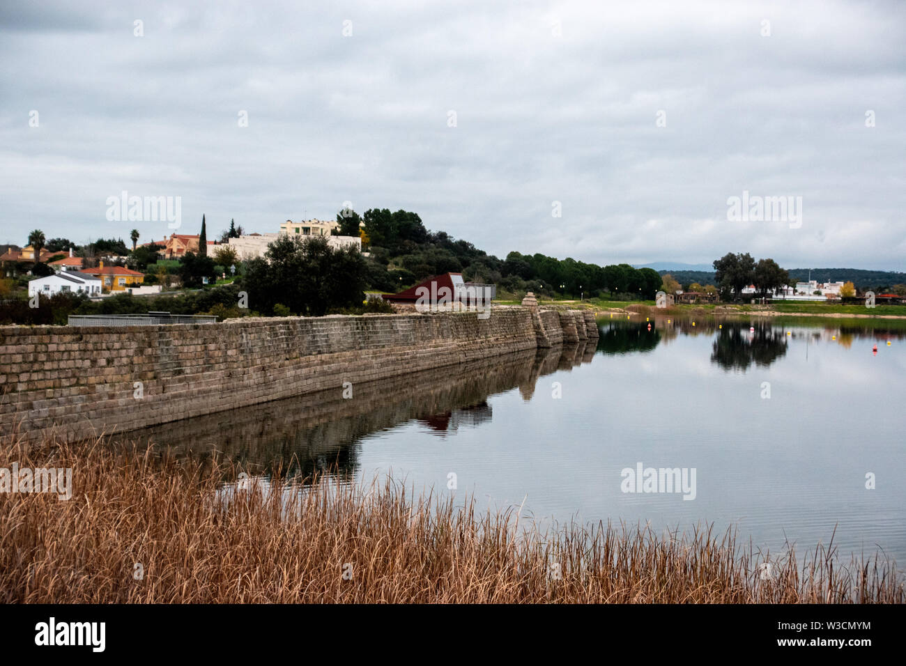 Die proserpina Dam ist eine Römische Gewichtsstaumauer mit Emerita Augusta in modernen Merida, Spanien. Stockfoto