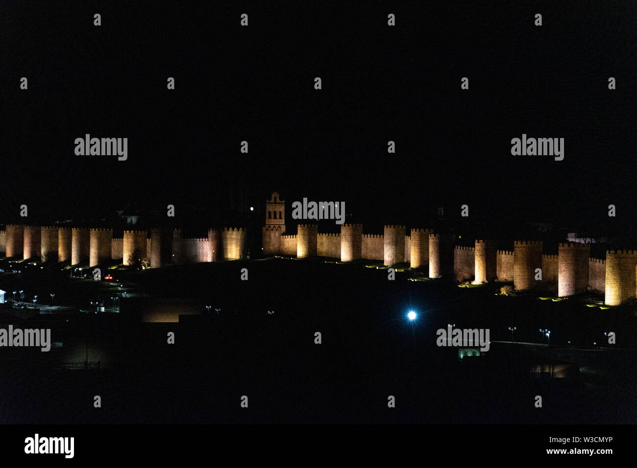 Die Mauern von Ávila, Spanien vom Mirador Ávila nachts genommen Stockfoto