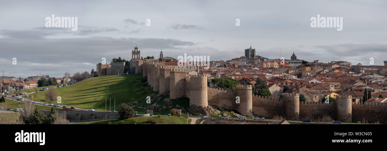 Die Mauern von Ávila im Zentrum Spaniens sind die Stadt Avila der wichtigsten historischen Funktion. Stockfoto