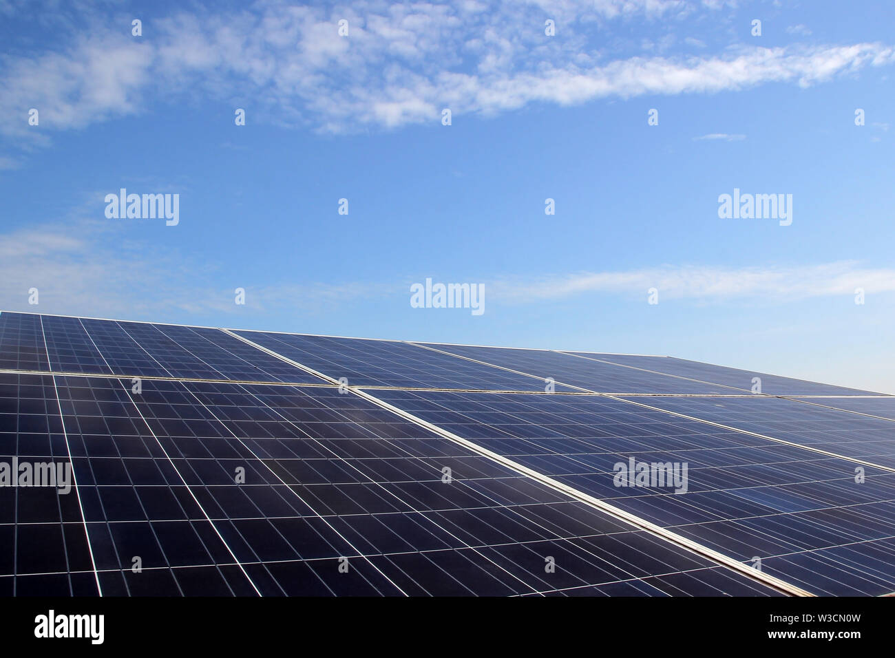 Solar-Panel, alternative Fotovoltaik mit schönen Himmelshintergrund Stockfoto