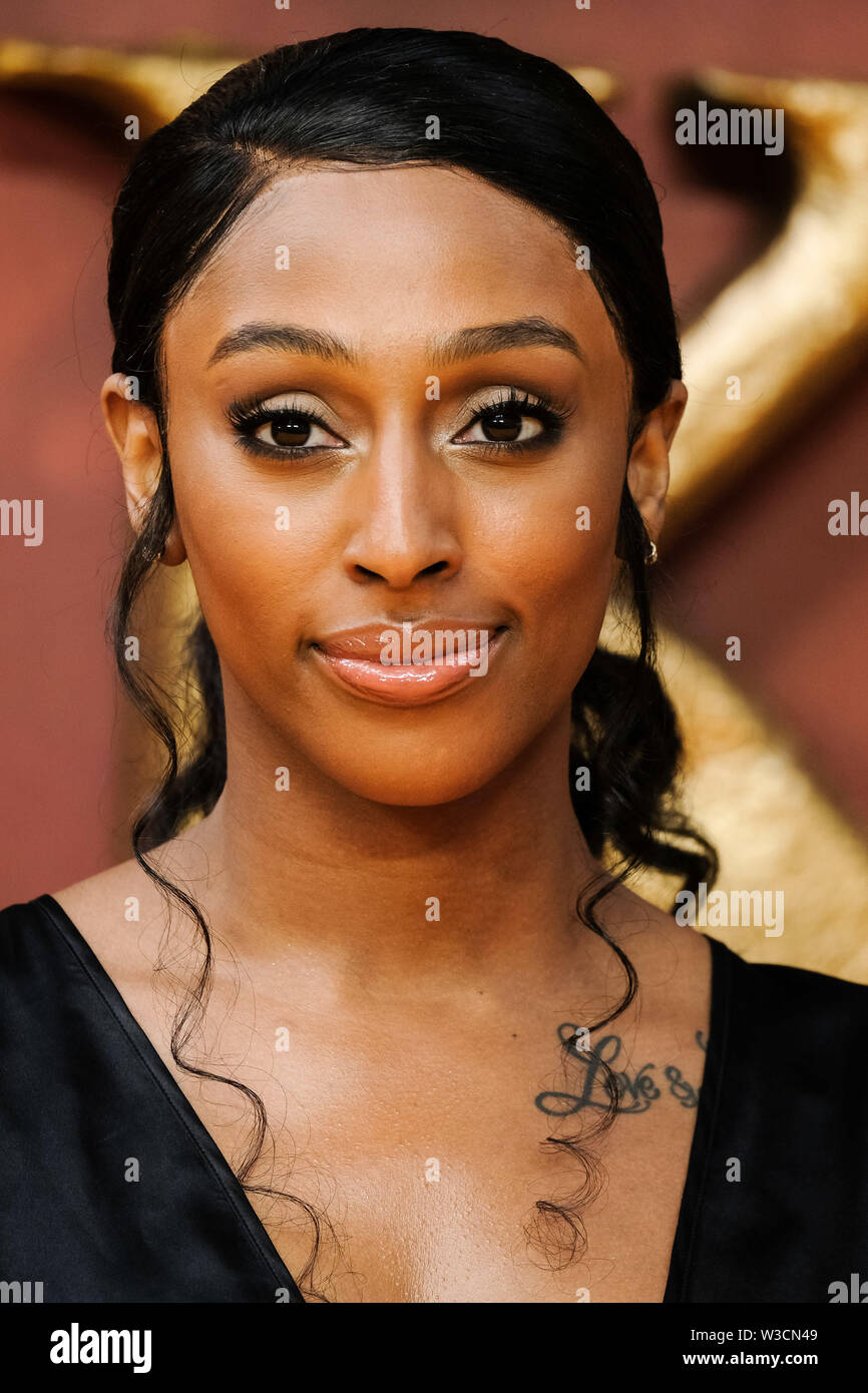 London, Großbritannien. 14. Juli 2019. Alexandra Burke stellt auf der gelben Teppich an die Europäische Premiere von Disneys "König der Löwen" am Sonntag, den 14. Juli 2019 im Odeon LUXE Leicester Square, London. . Bild von Julie Edwards. Credit: Julie Edwards/Alamy leben Nachrichten Stockfoto