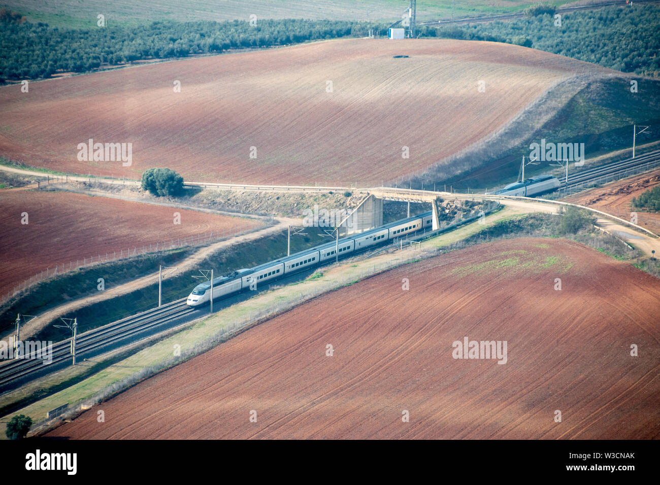 Ein Renfe AVE-Bahnhof mit einer Drehzahl, die durch die spanische Landschaft reisen Stockfoto
