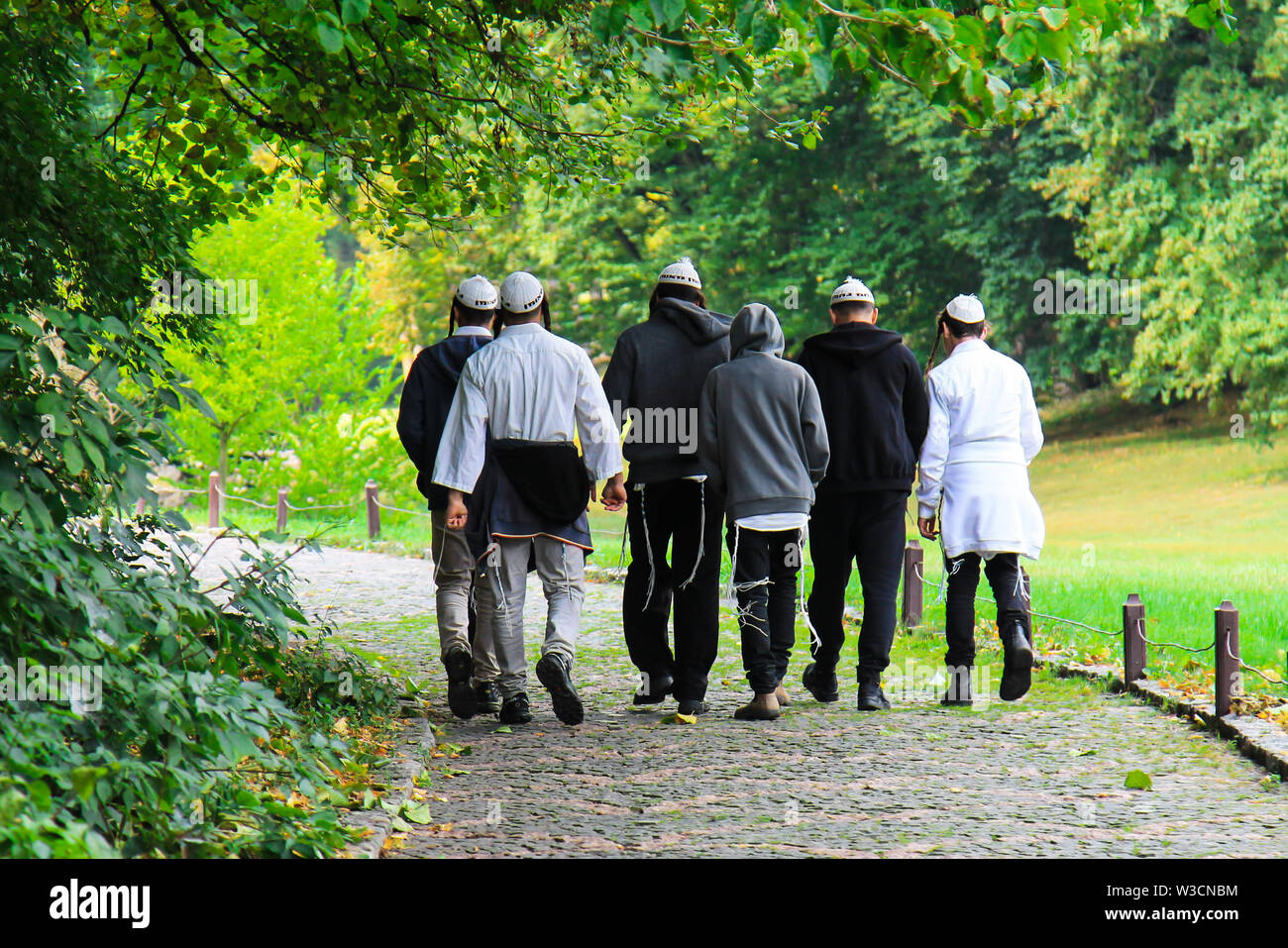 Junge Jüdische chassidische Männer sind zu Fuß in Uman, Ukraine. Religiöse Juden. Auf ihren Köpfen, sie Stapel haben, mit den Worten in Hebräisch Na Nee Nahma Nachman Stockfoto