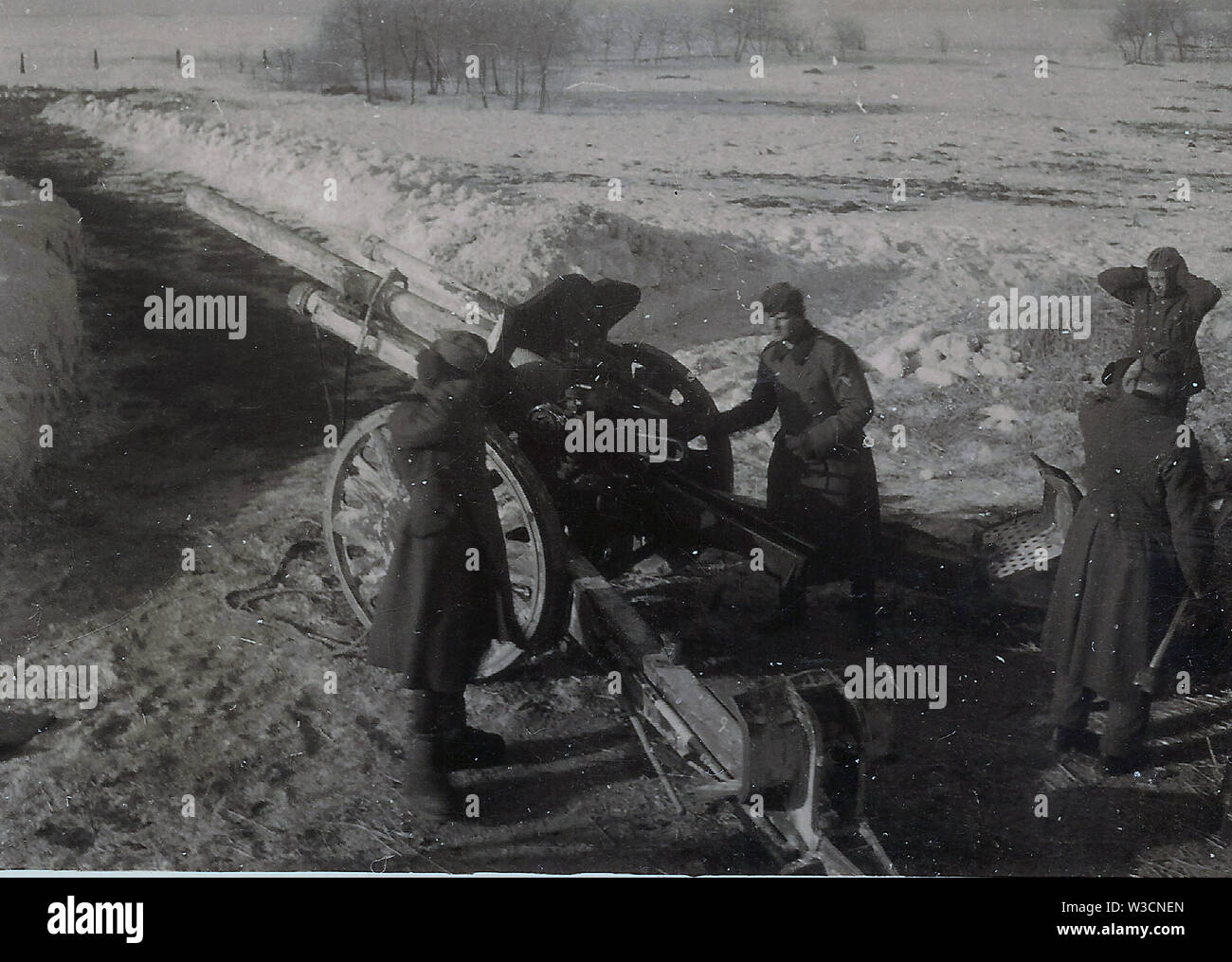 Deutsche Soldaten Feuer ein Lfh 18 Feld Haubitze im Schnee an der russischen Front 1942 Stockfoto