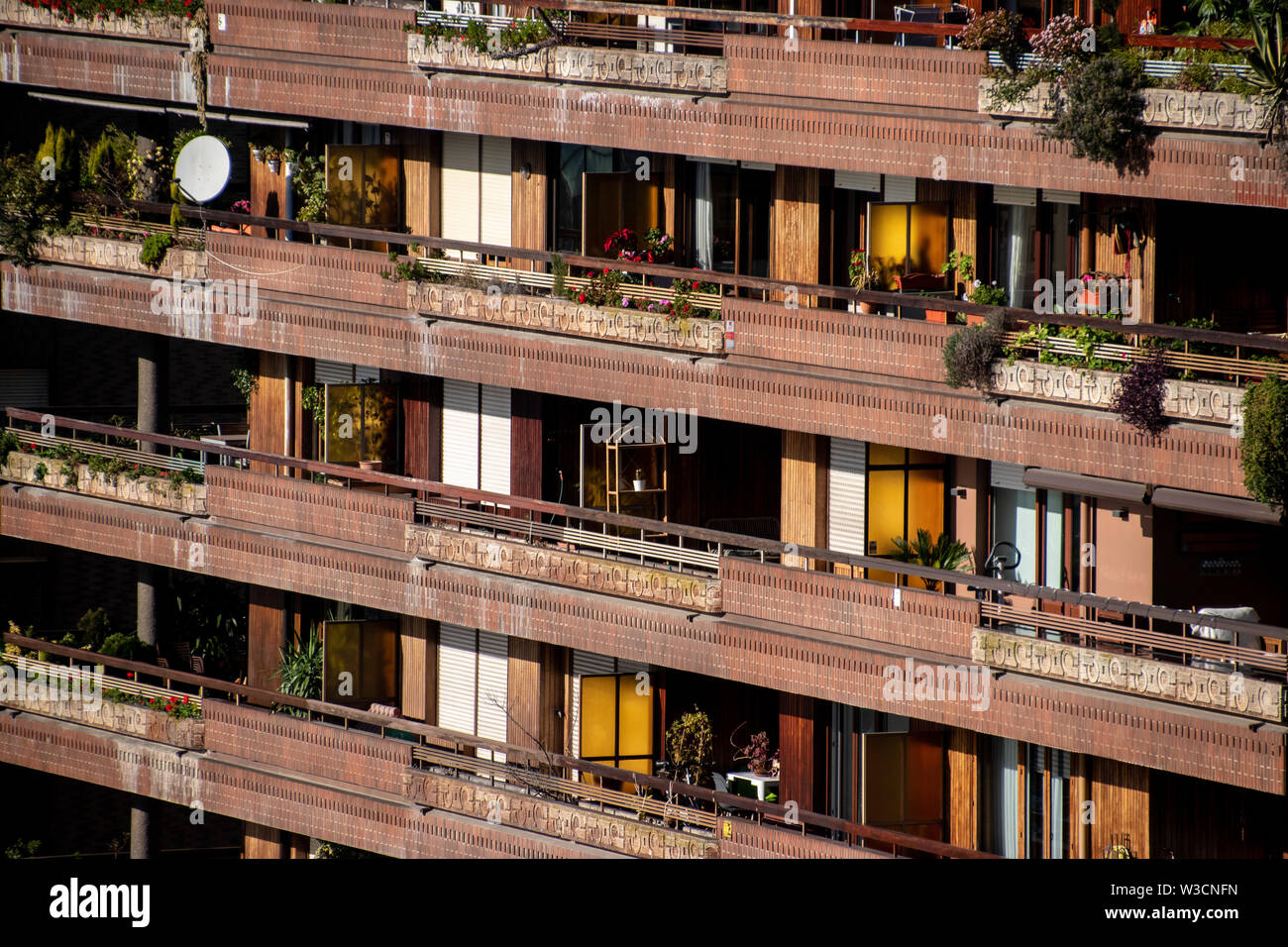 Terrassen aus ein hohes braun Apartment tower Spanisch in Bilbao Stockfoto