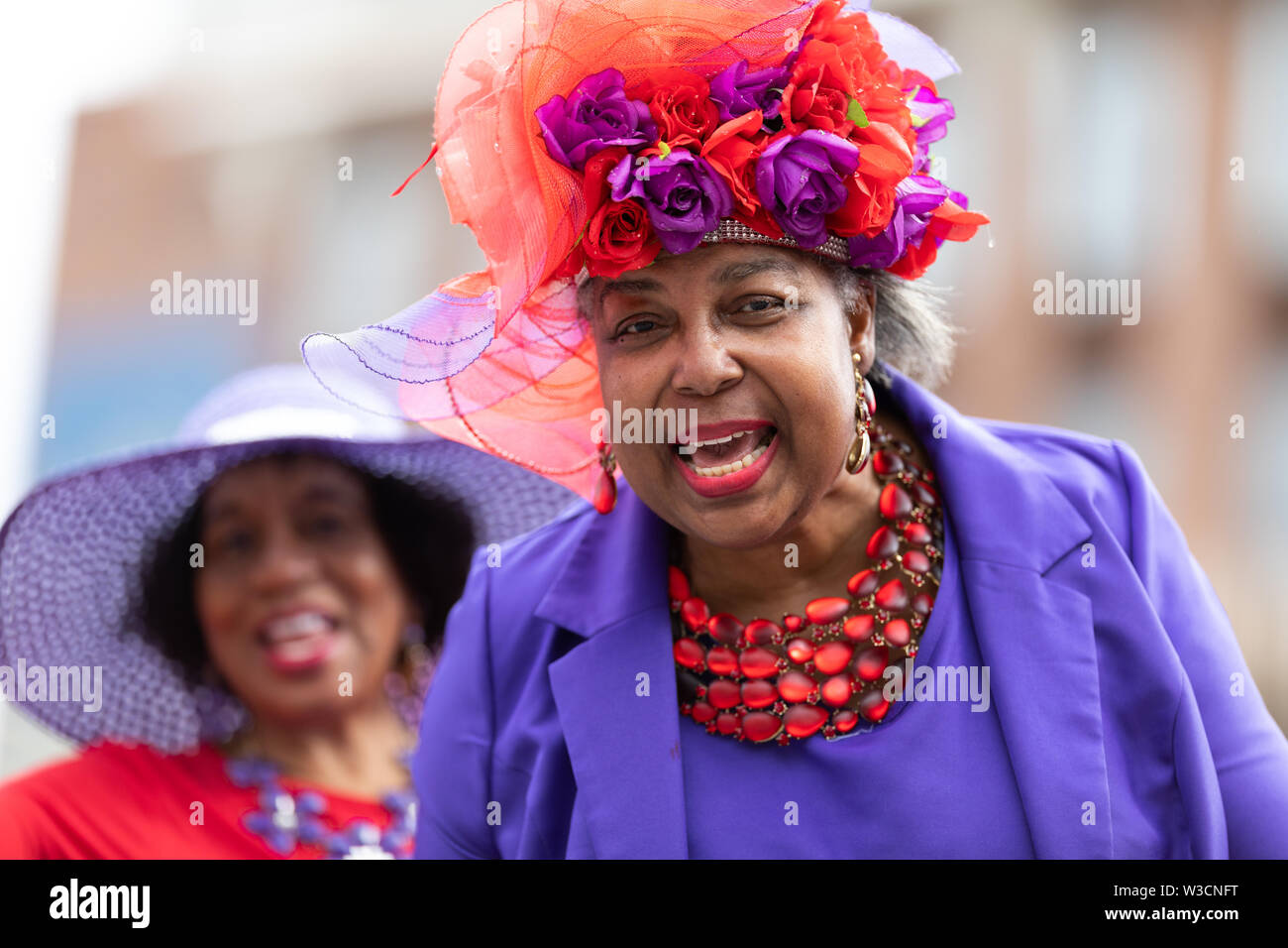 Louisville, Kentucky, USA - Mai 2, 2019: Die Pegasus Parade, afrikanische amerikanische Frau trägt einen Retro outfit Lächeln für die Kamera Stockfoto