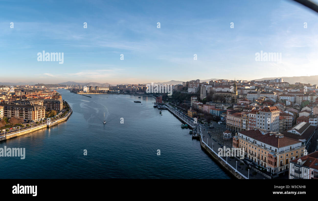 Mit Blick auf die Stadt Bilbao, Spanien von der Regionalregierung der Provinz Vizcaya Brücke Stockfoto