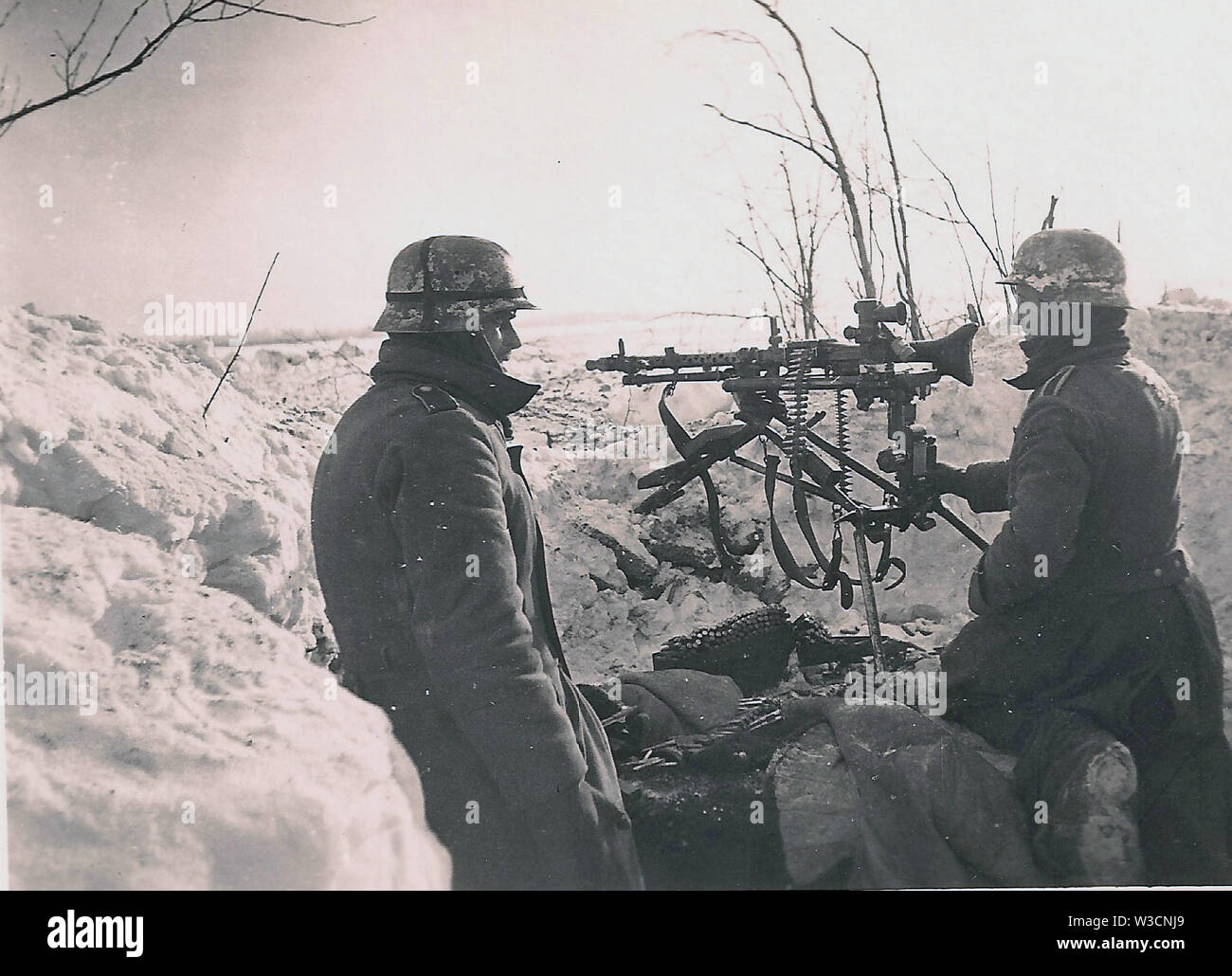Deutsche Soldaten stehen in einem Maschinengewehr Position an der russischen Front im Winter 1941/42 Stockfoto
