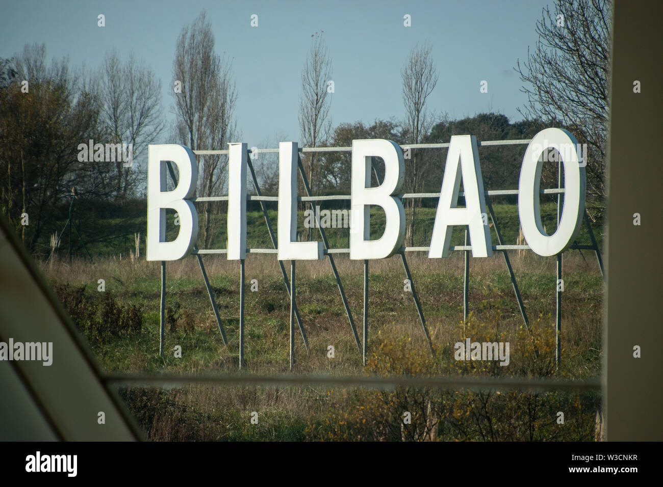 Ein Zeichen für die Stadt Bilbao, Spanien mit großen weißen Buchstaben sichtbar vom Flughafen Stockfoto