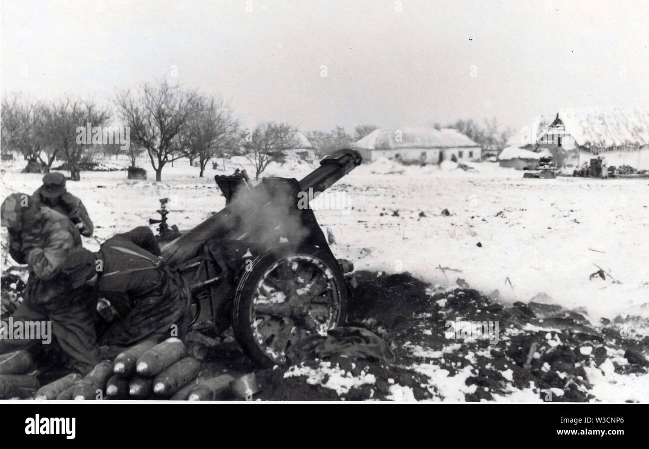 Deutsche Soldaten im Winter Camouflage Parkas Feuer eine Schwere Infanterie Gewehr SIG 33 im russischen Winter 1943/44 Stockfoto