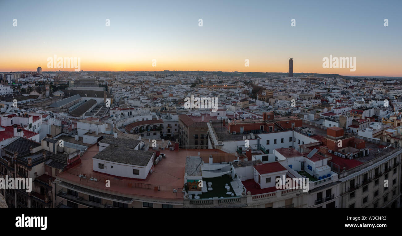 Sie Skyline von Sevilla, Spanien bei Sonnenuntergang Stockfoto
