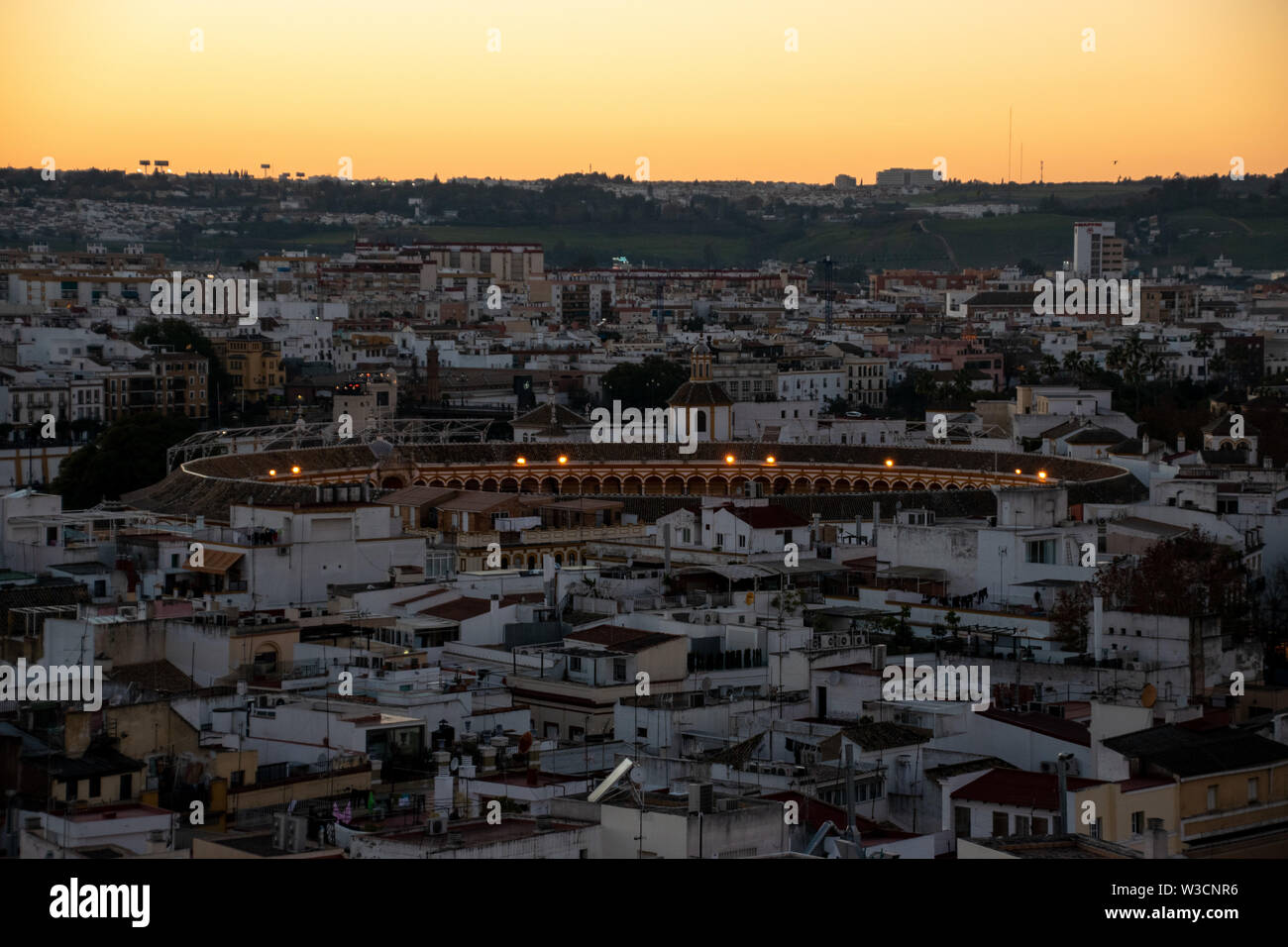 Ein Blick auf die spanische Stadt Sevilla während einer orange Sonnenuntergang mit der Stierkampfarena Stockfoto