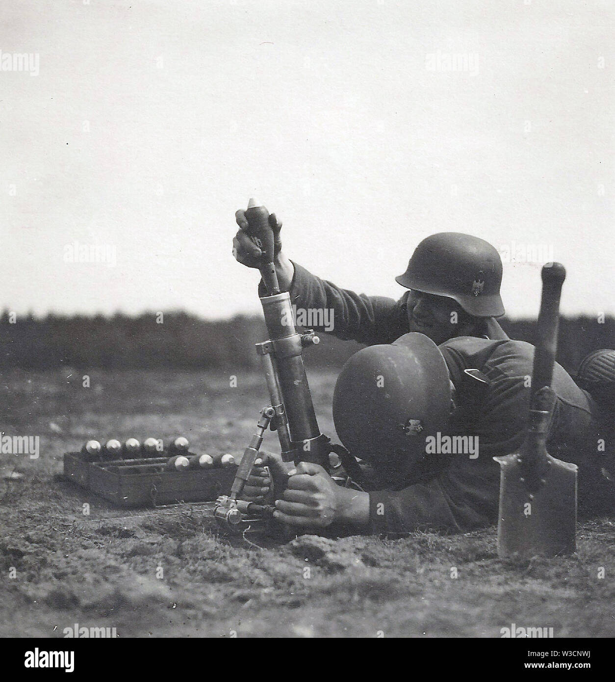 Deutsche Soldaten laden eine leichte Mörser während der Invasion von Frankreich 1940 Stockfoto