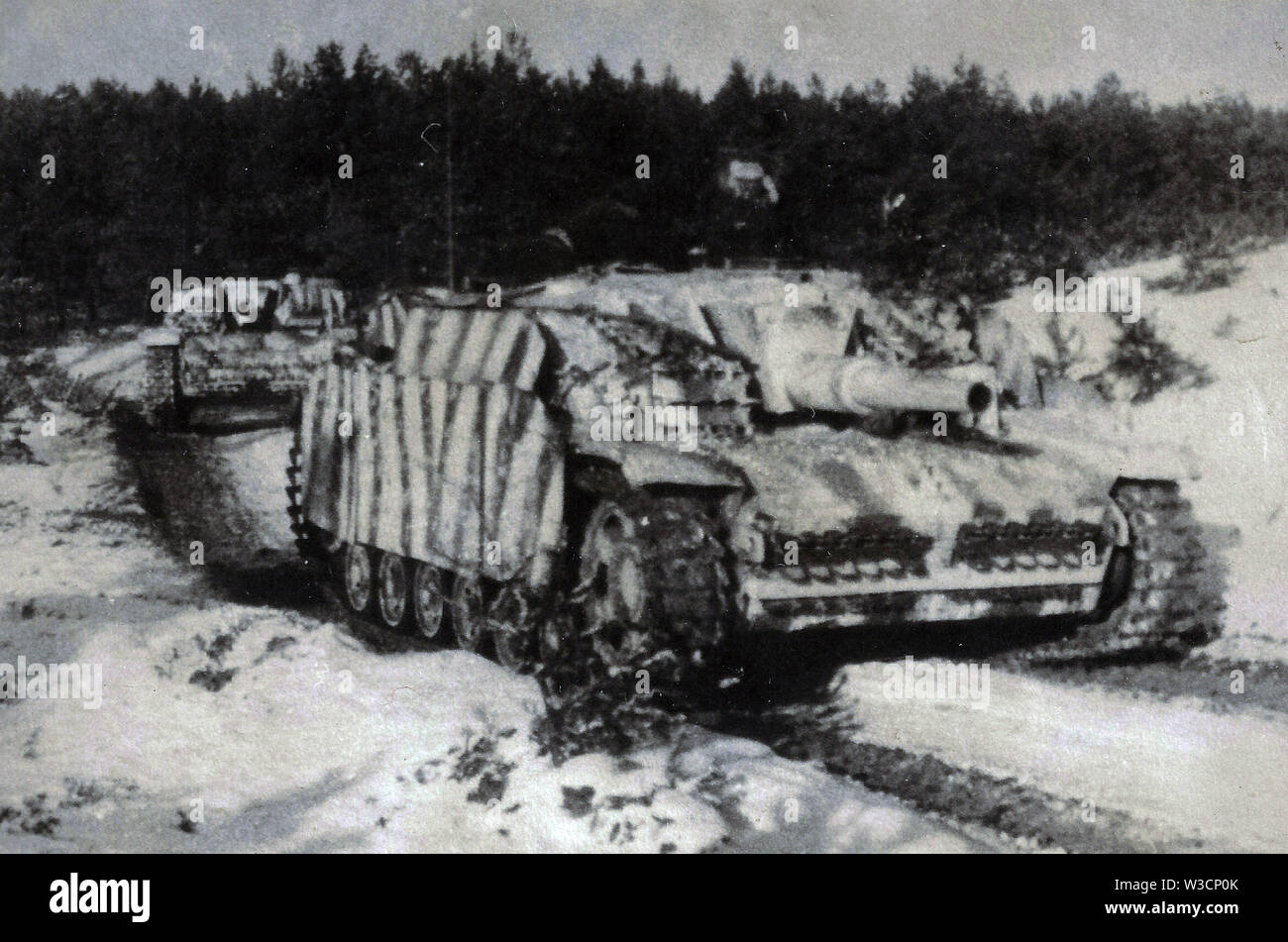 Deutsche Sturmhaubitze in der Tarnung an der Ostfront 1945 Stockfoto