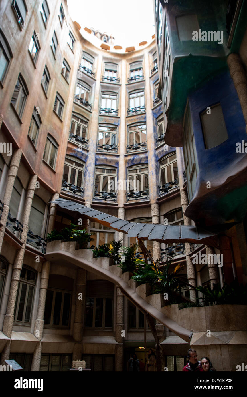 Sie suchen den Innenhof der Casa Mila von Gaudi in Barcelona, Spanien Stockfoto