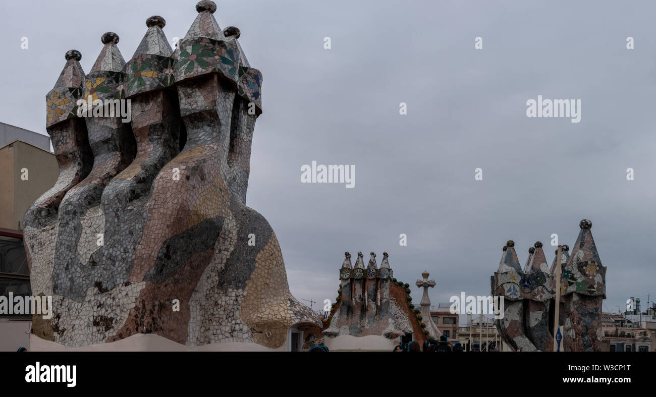 Die Lüftungstürme aus der Casa Mila, wie tierische Gesichter schauen und von Antoni Gaudi entworfenen Stockfoto