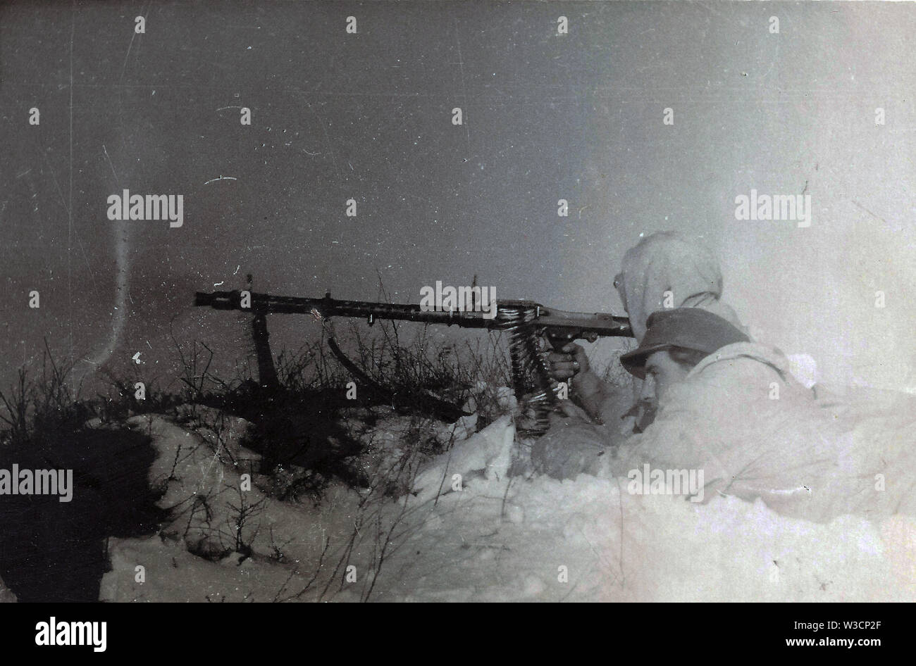 Deutsche Soldaten in Weiß Winter Camouflage Feuer ein Leichtes Maschinengewehr an der russischen Front 1942 Stockfoto