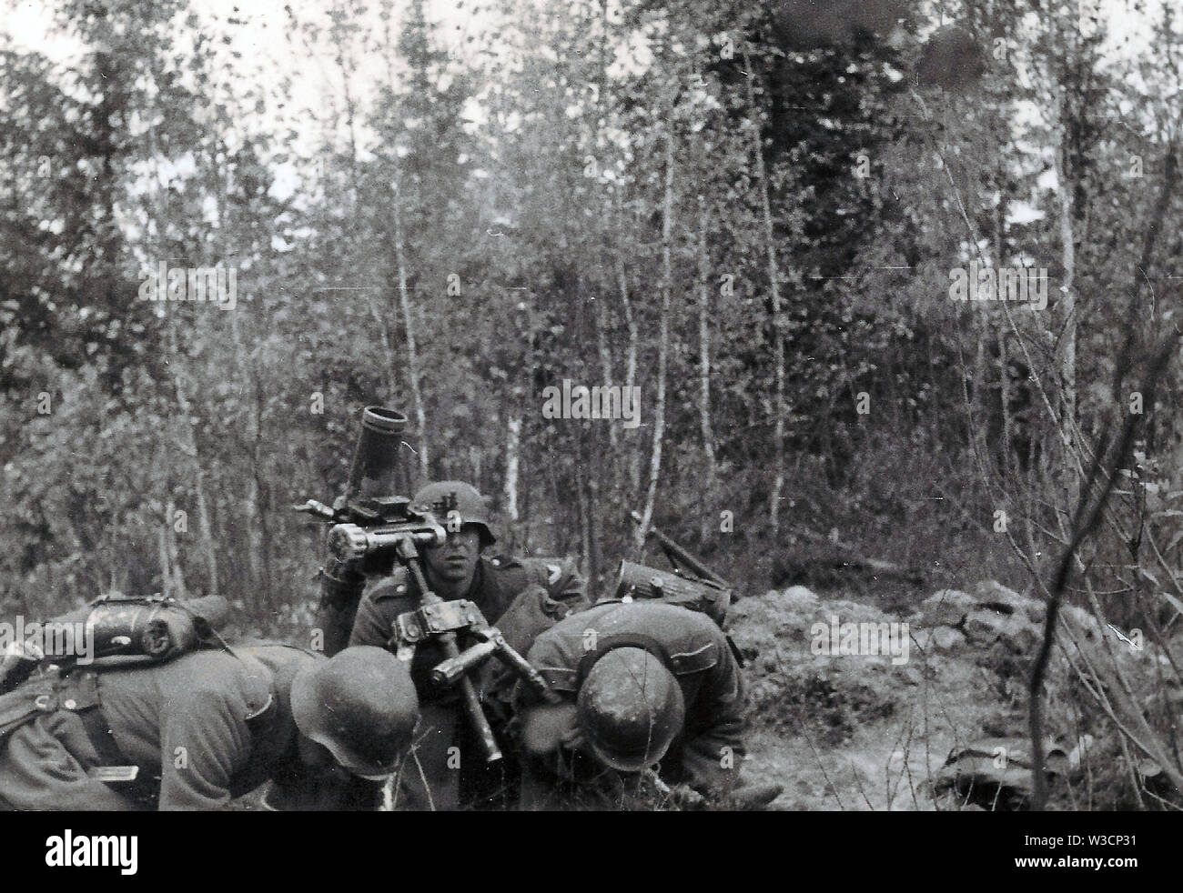 Deutsche Soldaten Feuer eine 8 cm-Mörser im dichten Wald Wolchow 1942 Stockfoto