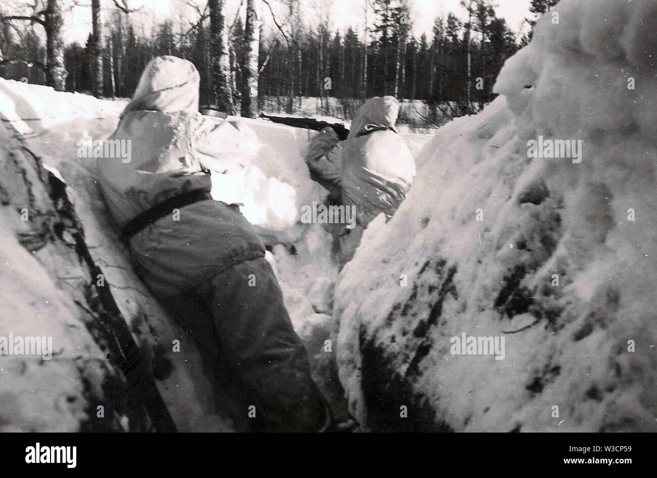 Deutsche Soldaten in Weiß Winter Tarnung im Graben Position an der russischen Front 1942 Stockfoto