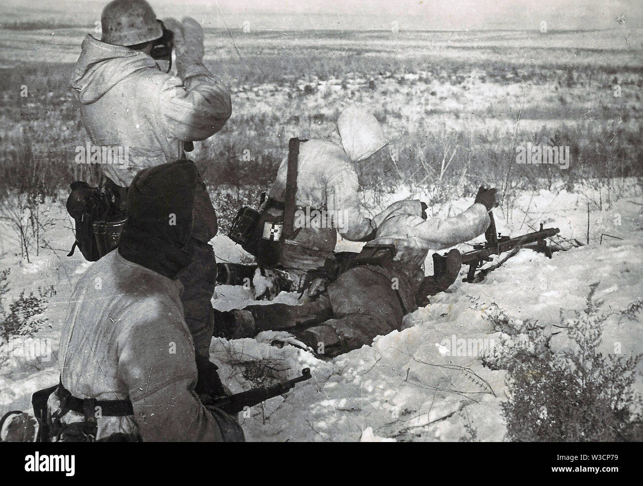 Deutsche Soldaten in Weiß Winter Camouflage laden ein MG42 Machine Gun an der russischen Front 1943 Stockfoto
