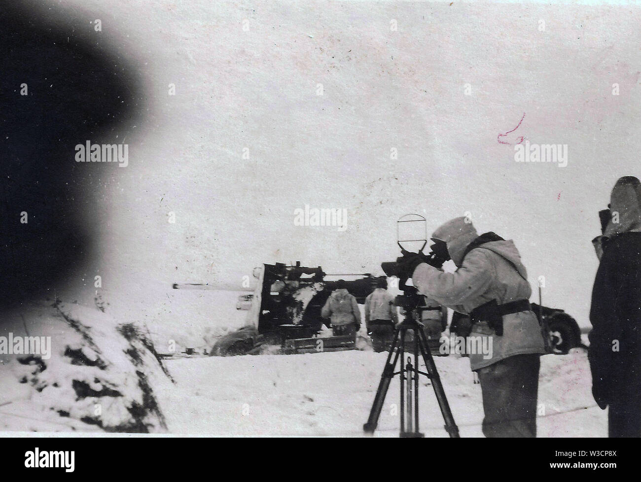 Deutsche Soldaten in Weiß Camouflage Palette in einer 88-mm-Kanone an der russischen Front Stockfoto