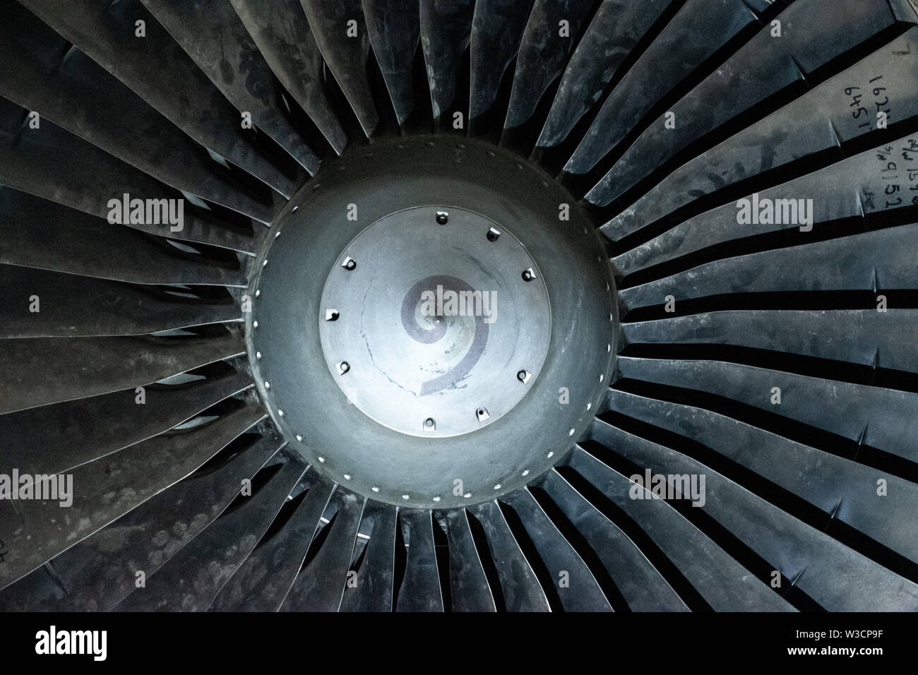 Mit Blick auf die Aufnahme einer Jet Engine mit dem Kegel und Titan Blades Stockfoto