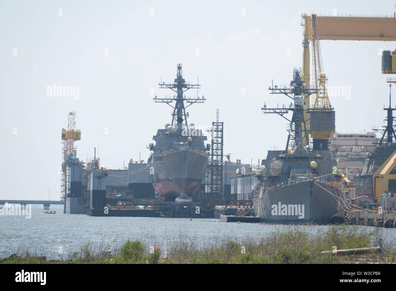 Die Werft der Ingalls Shipbuilding mit mehreren militärischen Marine Kriegsschiffe Stockfoto