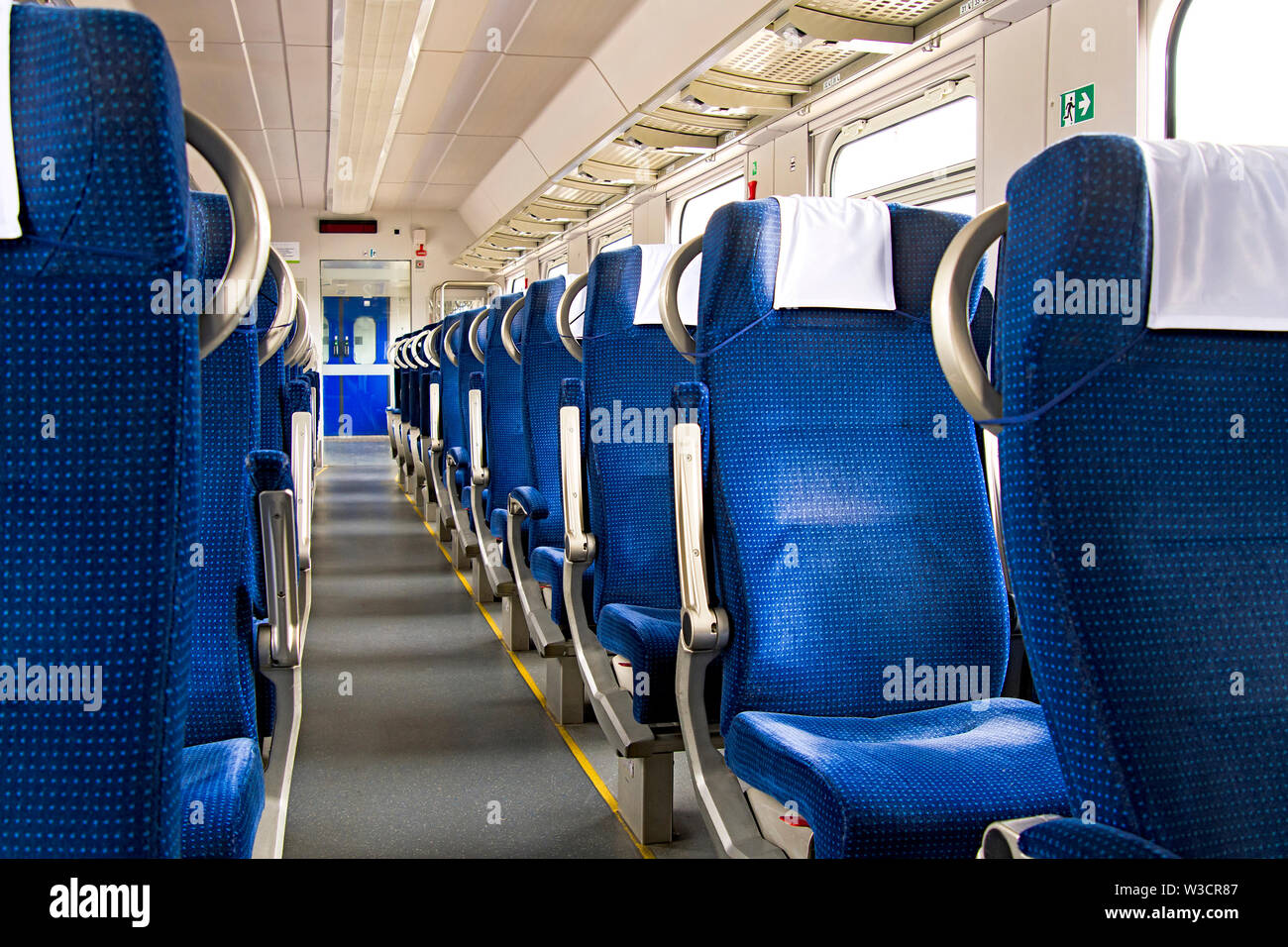 Einrichtung eines modernen Intercity Express Zug. Rückansicht der Breite komfortable Sitze in Reihe an den Schienenverkehr. Leere Salon, keine Passagiere. Reisen con Stockfoto