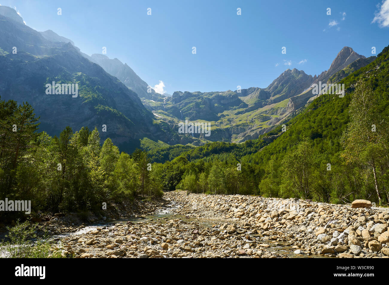 Cinca Fluss durch Pineta Tal mit cirque Gletscher im Hintergrund von Ordesa y Monte Perdido Nationalpark (Sobrarbe, Huesca, Pyrenäen, Aragon, Spanien) Stockfoto
