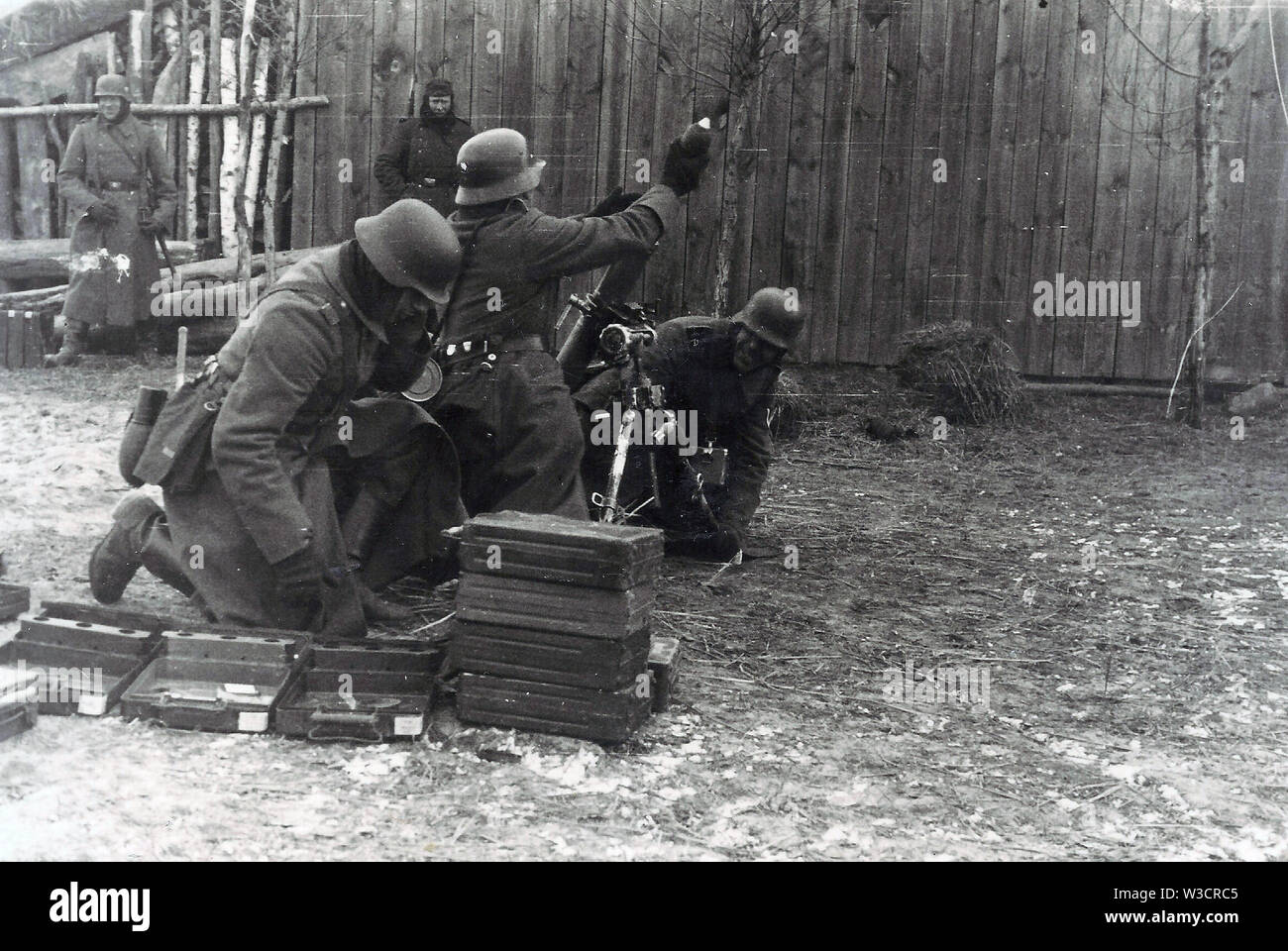Deutsche Soldaten feuern einen Mörser auf die Russische Front 1941 Im Winter 0f 1941 Stockfoto