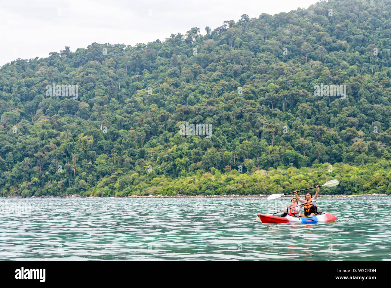 Zwei Frau Touristen sind Mutter und Tochter. Reisen mit dem Boot mit einem Kajak auf dem Meer am Morgen Sommer bei Ko Adang Insel glücklich ist der Hintergrund Stockfoto