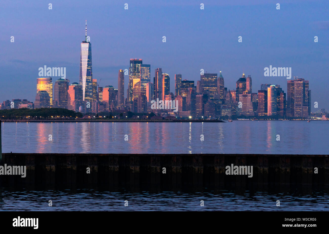 Dämmerung Licht spiegelt sich die Gebäude auf der Hudson Bay bei Sonnenuntergang in Manhattan Stockfoto
