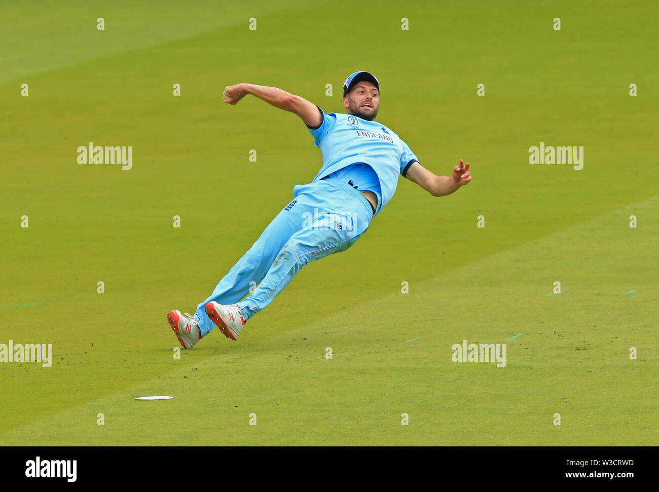 London, Großbritannien. 14. Juli, 2019. Markierung Holz von England verwaltet die Kugel trotz während der Neuseeland v England ausgeglichen zu werfen, ICC Cricket World Cup Finale, an den Lords in London, England. Credit: ESPA/Alamy leben Nachrichten Stockfoto