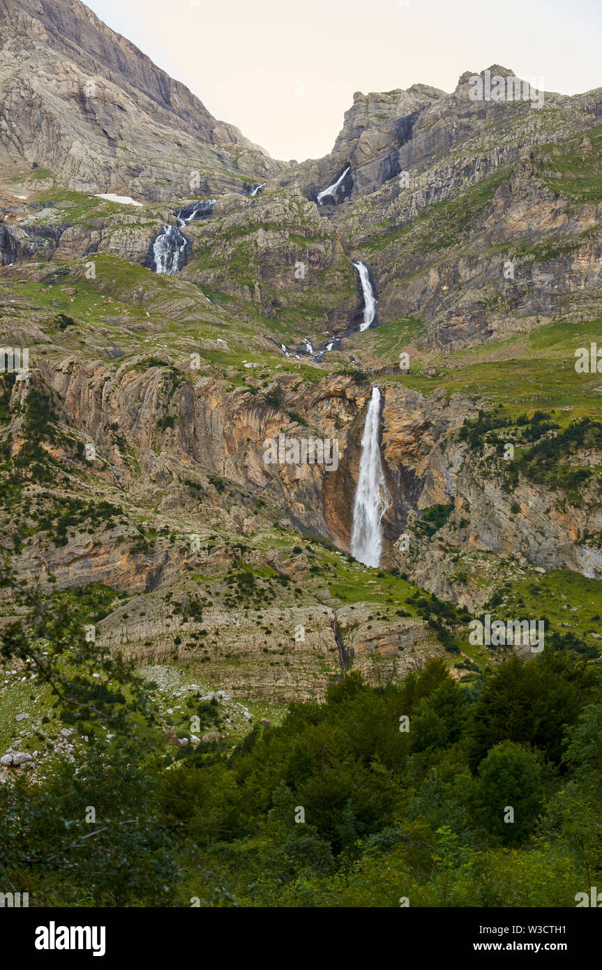 Cinca river Wasserfall bei Dämmerung in Pineta Tal in Ordesa y Monte Perdido Nationalpark (Sobrarbe, Huesca, Pyrenäen, Aragon, Spanien) Stockfoto