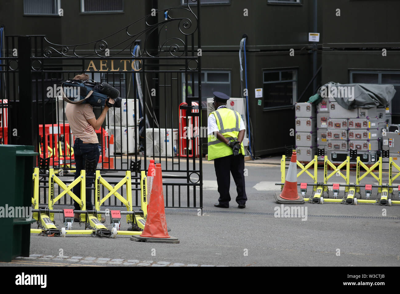 Wimbledon, London, UK. 13. Juli 2019. Anti - Terror - Vorsichtsmaßnahmen vor den Toren an der Wimbledon Championships Tennis, Wimbledon, London am Juli 13, 2019 Credit: Paul Marriott/Alamy leben Nachrichten Stockfoto