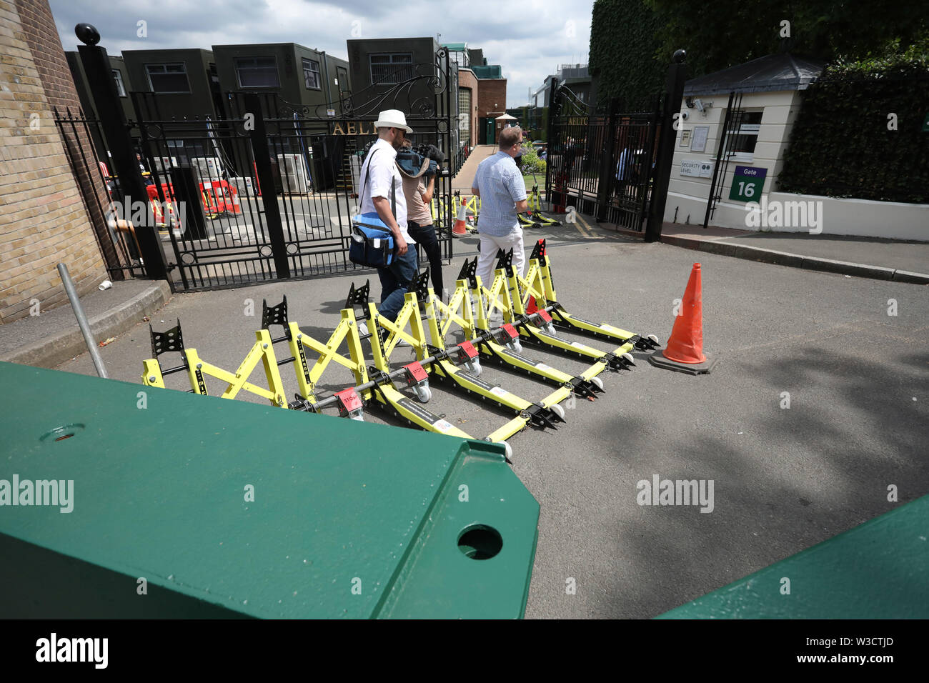 Wimbledon, London, UK. 13. Juli 2019. Anti - Terror - Vorsichtsmaßnahmen vor den Toren an der Wimbledon Championships Tennis, Wimbledon, London am Juli 13, 2019 Credit: Paul Marriott/Alamy leben Nachrichten Stockfoto