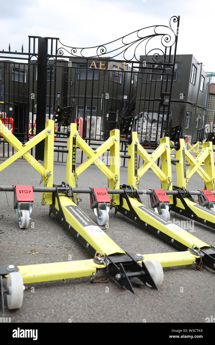 Wimbledon, London, UK. 13. Juli 2019. Anti - Terror - Vorsichtsmaßnahmen vor den Toren an der Wimbledon Championships Tennis, Wimbledon, London am Juli 13, 2019 Credit: Paul Marriott/Alamy leben Nachrichten Stockfoto