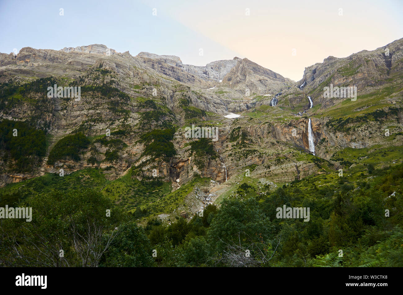 Cinca river Wasserfall bei Dämmerung in Pineta Tal in Ordesa y Monte Perdido Nationalpark (Sobrarbe, Huesca, Pyrenäen, Aragon, Spanien) Stockfoto