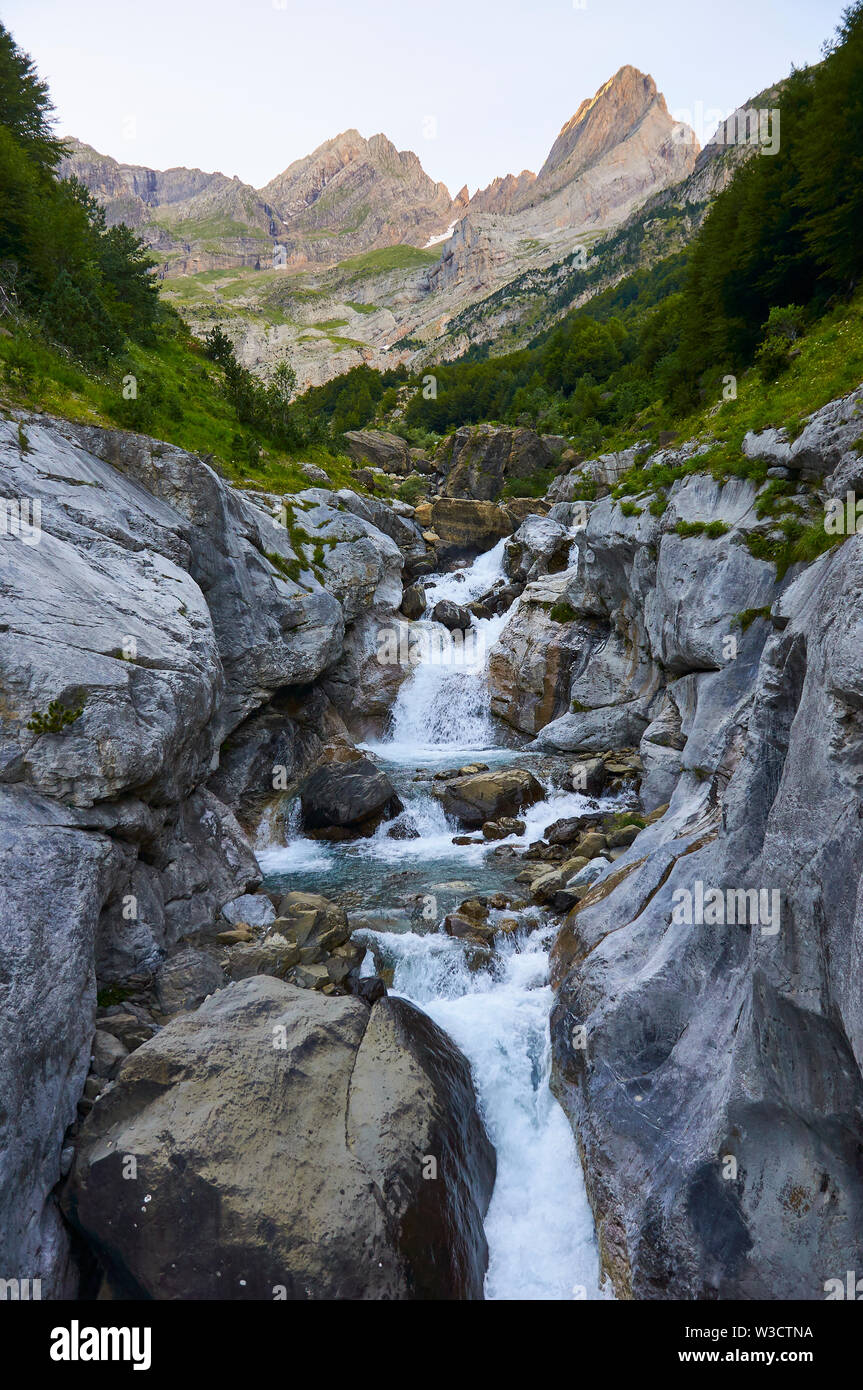 Cinca Fluss in der Dämmerung mit Pineta und Garien Gipfeln im Hintergrund in Ordesa y Monte Perdido Nationalpark (Sobrarbe, Huesca, Pyrenäen, Aragon, Spanien) Stockfoto