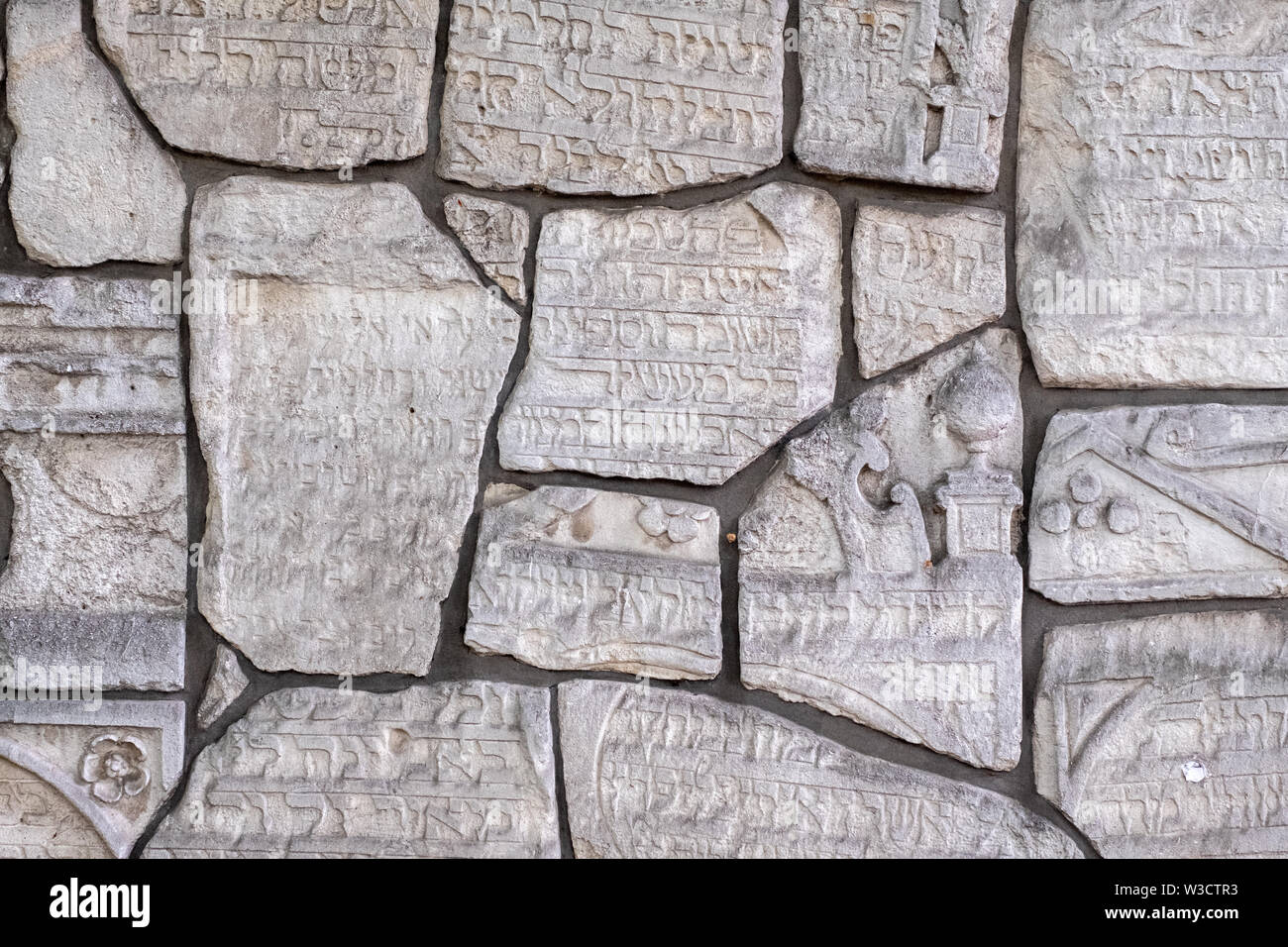 Wand aus Friedhof Fragmente, in der remuh/Remah Friedhof in der Szeroka Straße in Kazimierz, dem historischen jüdischen Viertel von Krakau, Polen. Stockfoto