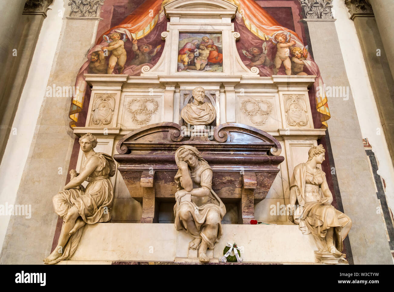 Florenz, Italien - 29 Oktober, 2014: Detail von Michelangelo Grabsteine in der Basilika von Santa Croce in Florenz. Stockfoto