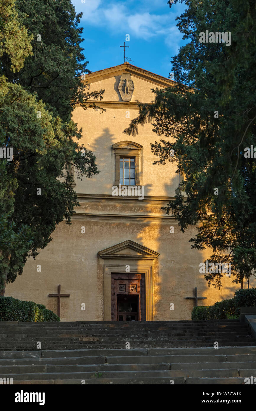 Eingang zu der kleinen Kirche auf dem Hügel. Florenz. Italien Stockfoto