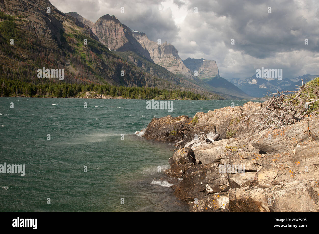 Saint Mary Lake und Sprühwasser aus starken Winde, Glacier-Waterton National Park, USA Stockfoto