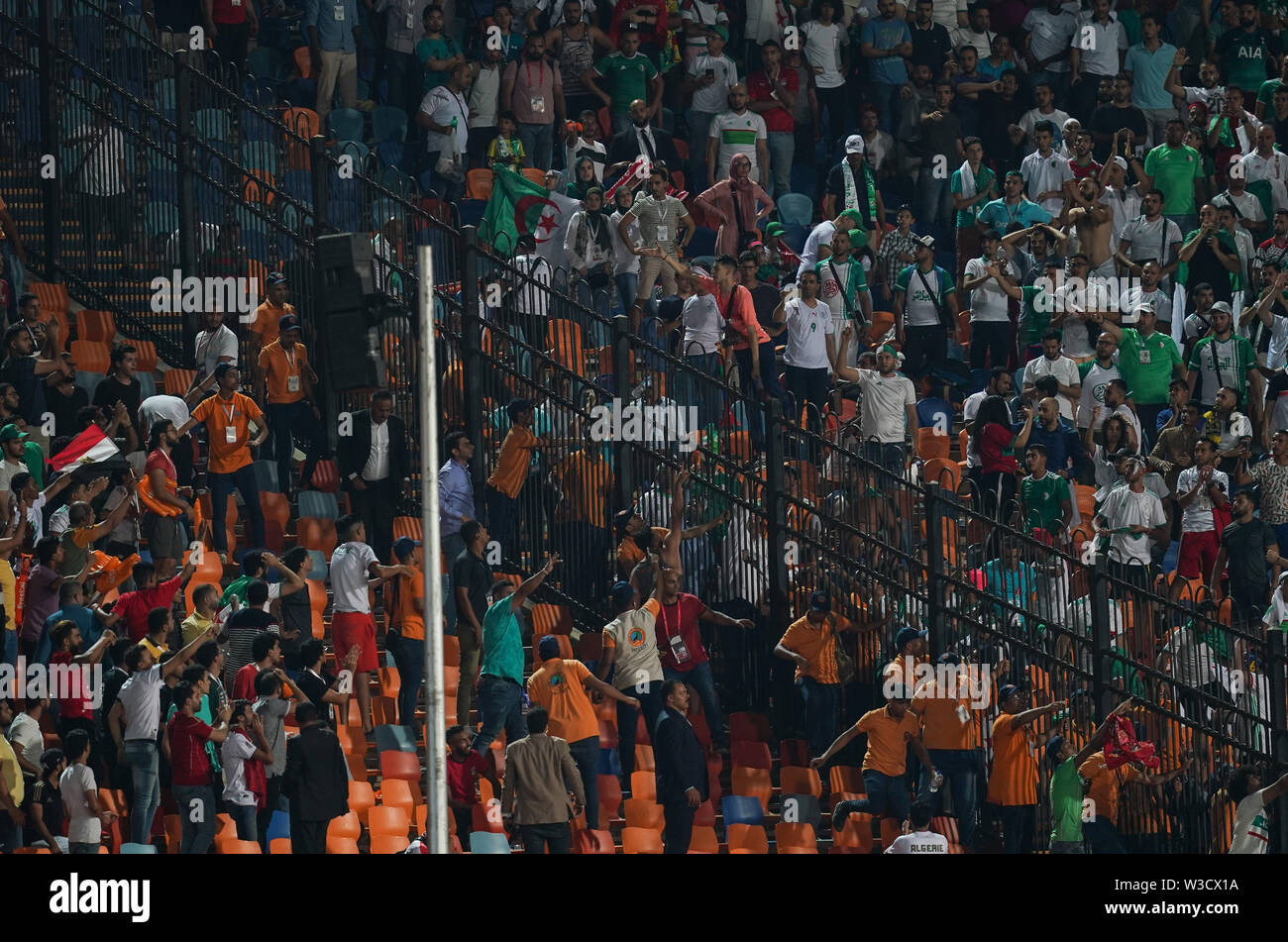 Kairo, Ägypten, Algerien. 14. Juli, 2019. Frankreich Juli 14, 2019: trouble Masse während des 2019 Afrika Cup der Nationen Übereinstimmung zwischen Algerien und Nigeria im Cairo International Stadium in Kairo, Ägypten. Ulrik Pedersen/CSM/Alamy leben Nachrichten Stockfoto